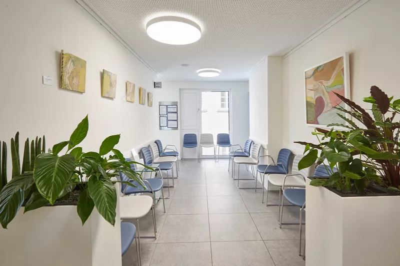 Das Bild zeigt den Wartebereich der Praxis Am Eck, Dr. med. Misch in Ottersheim Das Bild zeigt den Wartebereich der Praxis Am Eck, Dr. med. Misch in Ottersheim